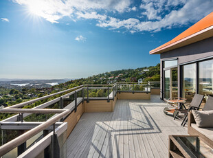 Unik toppleilighet med stor terrasse, nydelig utsikt og de beste solforhold. Heis i bygget, to garasjeplasser