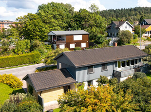 Velholdt enebolig | 4 soverom | 2 kjøkken | 2 bad | Romslig tomt | Gode solforhold | Koselig hage | Garasje.