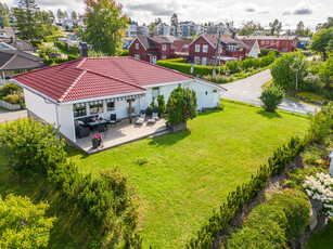 Velholdt, pen enebolig med vestvendt hage og solrik terrasse. Garasje m/lader. Moderne kjøkken og bad. Rolig, nær marka.