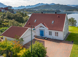 Velholdt villa i herskapelig stil med fantastisk flott beliggenhet, ypperlige sol- og utsiktsforhold og dobbelgarasje.