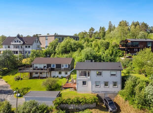 VISNING: TORS 15/8 V/PÅMELD - Velholdt og innholdsrik enebolig med 4 soverom - Solrik og skjermet hage - Familievennlig