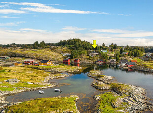 Bolig med spektakulær beliggenhet i havgapet! Utsikt helt utenom det vanlige! Båtfeste like foran huset. Ingen boplikt!