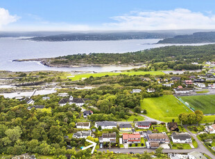 Enebolig sentralt i Langesund i blindgate. Solrik beliggenhet med nærhet til sjøen. Garasje. Oppgraderingsbehov.