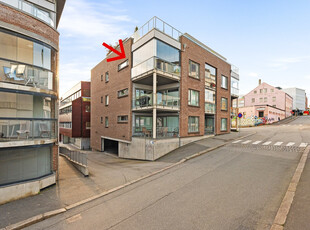 Flott hjørneleilighet med heis og garasje - 3 soverom - 2 bad - Innglasset terrasse - Elbillader -