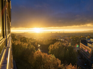 Flott og moderne 3-roms | Topp etasje | 2 stk innglassede balkonger | Panoramautsikt | Barnevennlig | Heis |Garasjeplass