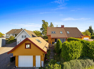 Innbydende halvpart av tomannsbolig med usjenert og solrik beliggenhet. Garasje m/innredet loft. Fine uteplasser.