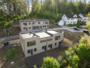 Nyoppført stor del av tomannsbolig med innholdsrik og god planløsning - Solrik beliggenhet og kort vei til skole