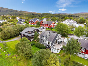 SALHUS VEST|Vestvendt enebolig over 3 etg.|Utleieleilighet i sokkeletg. modernisert -19|Flere terrasseområder og carport