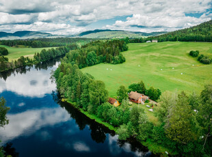 Sjarmerende og Idyllisk eiendom med 2 mål tomt beliggende langs lågen - Dobbel garasje