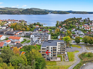 Stor flott leilighet på Heistad med utsikt! 2 solrike terrasser, 3 soverom og 2 bad, heis og innendørs parkering !