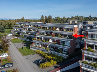 Stor terrasse leilighet med 2 soverom, bad fra 2016, eget vaskerom og stor solrik terrasse! Heis og P-kjeller.