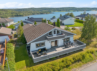 Tiltalende enebolig med alt på en flate. Solrike uteplasser og fin sjøutsikt. Stor uinnredet kjeller. Dobbel garasje.