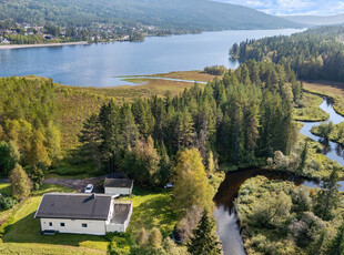 Velholdt familiebolig m/4(5) soverom - Nydelig utsikt til Harestuvannet - Flott terrasse - Usjenert, innerst i blindvei