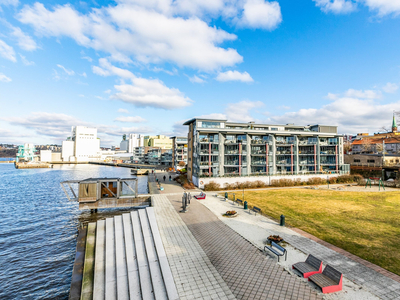 3-roms selveier med innglasset veranda og flott utsikt til Mossesundet. Garasjeplass. Fredelig og tilbaketrukket i byen.