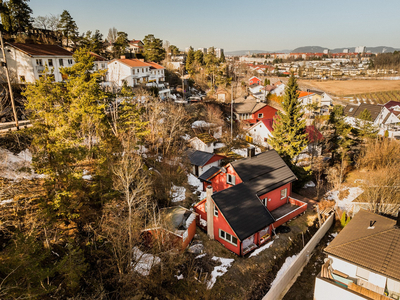 ABILDSØ: NY PRIS! Innholdsrik enebolig o/2 etasjer samt kjeller. Terrasse på ca. 21kvm og hage. Garasje m/el.