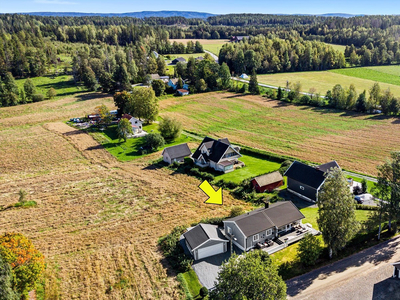 Familiebolig i naturskjønne og fredelige omgivelser | Vannbåren bergvarme | Herlige utplasser og hage | Dobbelgarasje