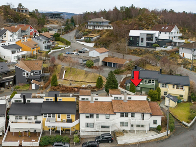 Fint og innholdsrikt enderekkehus i barnevennlig område. Parkering i garasje. Nær skoler- og barnehager.