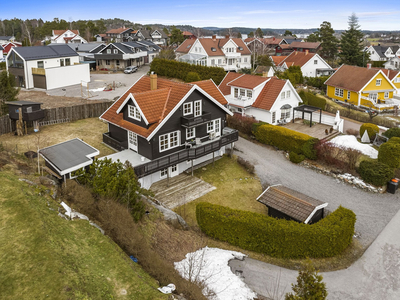 Innholdsrik familiebolig med totalt 5 soverom, 3 bad og 3 stuer - Nydelig utestue/terrasse - Barnevennlig - Utleieenhet