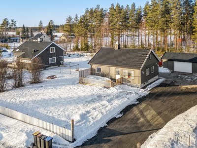 Lys og velholdt enebolig på stor tomt - Stor garasje og god oppbevaringsplass - Gang og sykkelsti til Elverum sentrum.