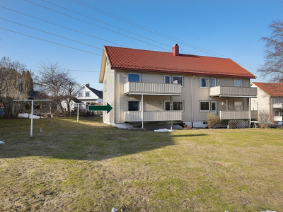 Sentral beliggende leilighet i et barnevennlig boligområde - 2 Soverom - Solrikt - Stor terrasse og hage - Parkeringspl