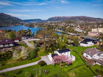 Arkitekttegnet enebolig med idyllisk hage og fantastiske solforhold! Pent opparbeidet tomt. Sjelden mulighet!