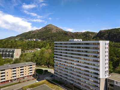 BERGEN VEST - Flott 2-roms leilighet i 5. etasje med 8 kvm. solrik altan og fin utsikt