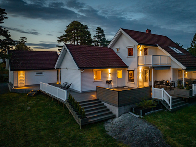 Pen enebolig på solrik tomt med garasje, stor terrasse og fine uteplasser. Like ved Seilerhytta og sjøen. Ingen boplikt.