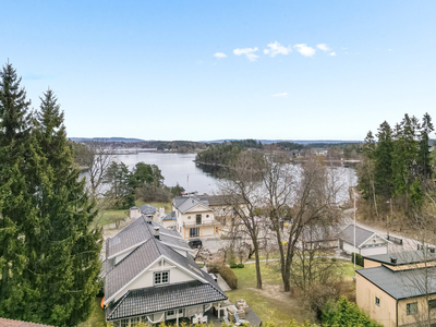 Ettertraktet villaeiendom rett ved Oslofjorden. Enebolig o/3 etasjer. Idylliske uteplasser. Strandparsell og båtplass.