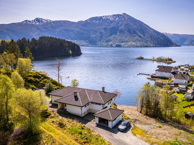 Fantastisk og innholdsrik enebolig med garasje, naust og egen brygge