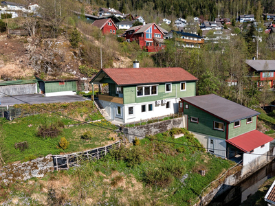 Innhaldsrik, eldre bustadeigedom med to garasjar og stor tomt. Slåtten skulekrins - nær Sentralsjukehuset.