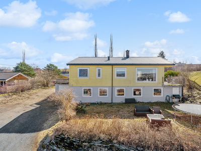 Innholdsrik enebolig i et rolig og familievennlig boligområde. Flott utsikt. Solrik & luftig tomt på ca 1,6 mål. Garasje