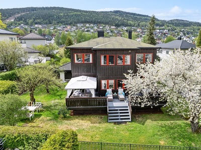 Innholdsrik og flott enebolig | Garasje | Sentral og tilbaketrukket beliggenhet i populært boligfelt | Sjarmerende hage!