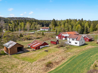 Landbrukseiendom med ca. 218 mål med fulldyrka jord og produktiv skog. Bo- og driveplikt.