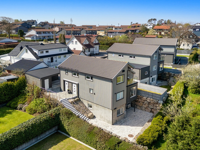 Lekker og innholdsrik enebolig med godkjent utleiedel - 7 soverom, 3 stuer og 3 bad - Garasje og carport