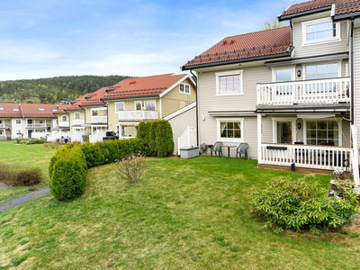 Lys og pen 3-roms med nydelig utsikt mot Lågen. Garasjeplass medfølger.