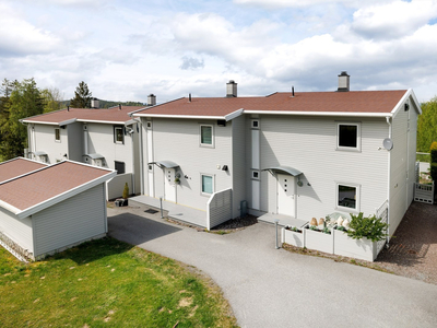 Lys og pen bolig med fin beliggenhet i populært boligområde. Koselig hage og fjordutsikt! 3 sov., 2 bad, carport m/lader