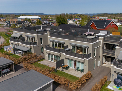 Lys og tiltalende selveierleilighet fra 2019 - Balkong og solrik takterrasse - 2 soverom - Carport med el-bil lader!