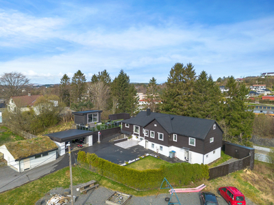 Meget stor, romslig og innholdsrik enebolig over 2 hovedplan pluss loft, flott hage. Velholdt og solrik