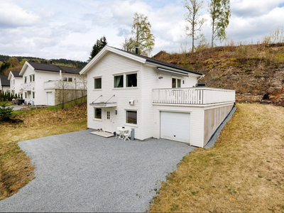 Moderne enebolig med garasje i attraktivt, barnevennlig område. Kort avstand til skole på trygg skolevei.