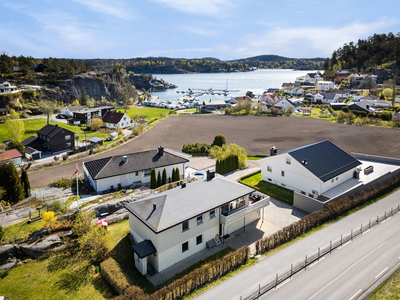 Nær Ormestadvika - Fin enebolig med utleiedel, nydelig fjordutsikt, terrasser, hage og garasje. Solrikt og attraktivt!