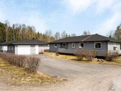 Praktisk enebolig med livsløpsstandard og tre soverom på flat tomt i attraktivt boligområde i Kjølaberget - Garasje!