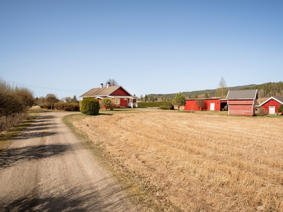 Sjarmerende småbruk med bolig, stabbur, vognskjul og fjøs på ca. 100 daa tomt og med koselig tun!