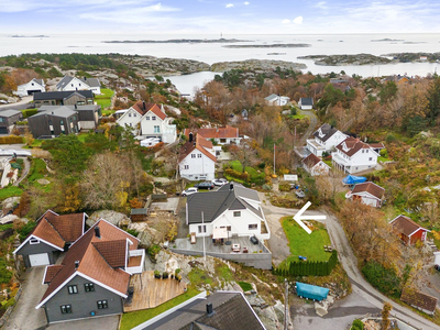 Sjønær enebolig i et barnevennlig område (blindvei) med god boltreplass og flotte solrike uteplasser!