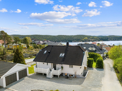 Sponvika - Sjarmerende og velholdt bolig med utleiedel. Nærhet til sjøen og flotte turområder. Ingen boplikt.