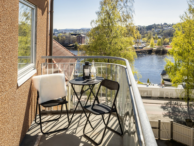 Toppleilighet med endebeliggenhet. Solrik veranda med fantastisk utsikt mot Nidelva. Sentralt. Lav fellekost. Parkering*