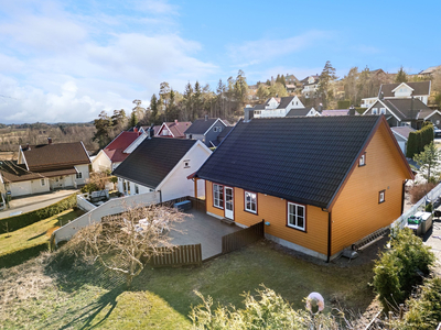 Tveteneåsen - Praktisk enebolig i grensen til et skogholt, med 3 soverom, to uteplasser, hage og carport. Barnevennlig!