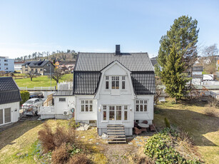 HERSKAPLIG VILLA FRA 1920 M/ HISTORISK SJARM. 4 SOV - FLISLAGT BAD OG 2 STUER. FLOTT HAGE & STEINLAGT GÅRDSPLASS