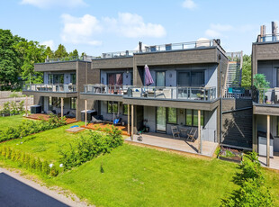 Nyere og lekker kjedet enebolig fra 2022 med 3 sov, carport og høy standard! Solrik takterrasse med sjøutsikt! Sentralt.