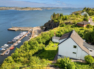 Turøy|Enebolig med idyllisk beliggenhet i rolige omgivelser | Nydelig utsikt mot sjø og gode solforhold | Anneks i hage