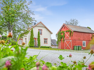 Autentisk og innholdsrik eiendom med landlig beliggenhet i Åsen | 3 soverom | Peis | 5 boder | Terrasse | Låve